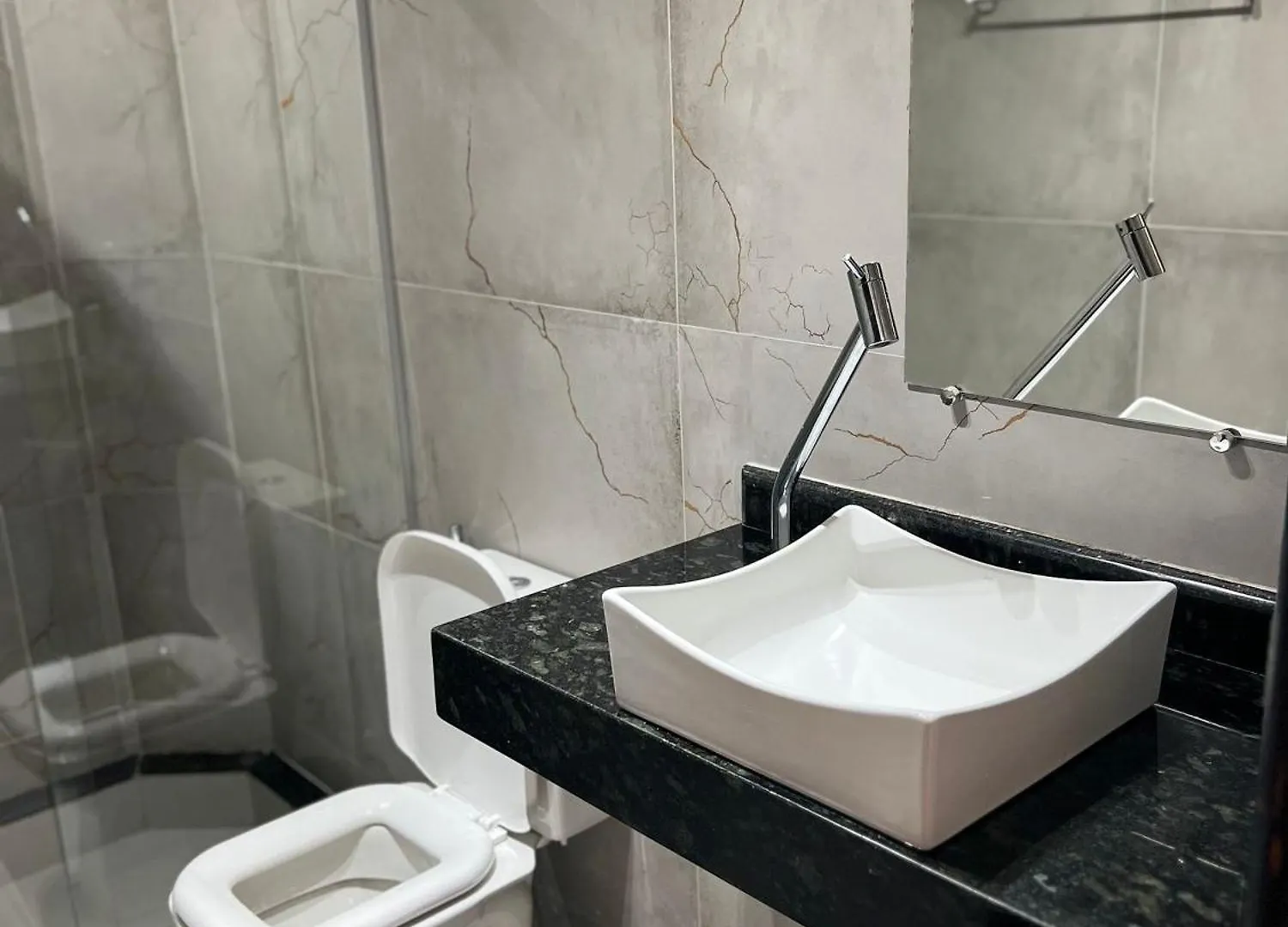 O Beira Mar Praia Hotel Esta Localizado Na Orla, Na Praia De Taperapuan, Cafe Incluso, Wi-Fi 500Mb, Piscinas, Estacionamento Privativo, Ar Condicionado Split, Smart Tv, Frigobar, Porto Seguro