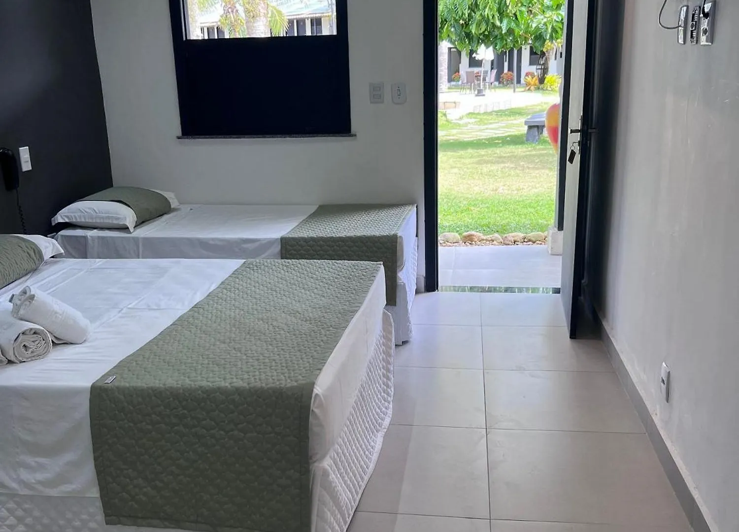 O Beira Mar Praia Hotel Esta Localizado Na Orla, Na Praia De Taperapuan, Cafe Incluso, Wi-Fi 500Mb, Piscinas, Estacionamento Privativo, Ar Condicionado Split, Smart Tv, Frigobar, Porto Seguro