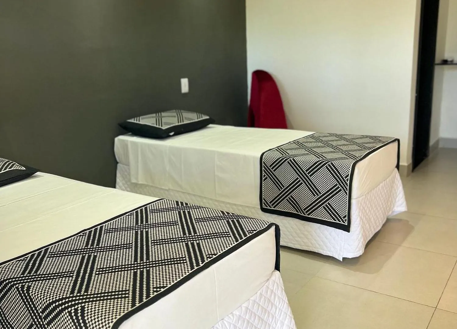 O Beira Mar Praia Hotel Esta Localizado Na Orla, Na Praia De Taperapuan, Cafe Incluso, Wi-Fi 500Mb, Piscinas, Estacionamento Privativo, Ar Condicionado Split, Smart Tv, Frigobar, Porto Seguro 0*,  Brésil