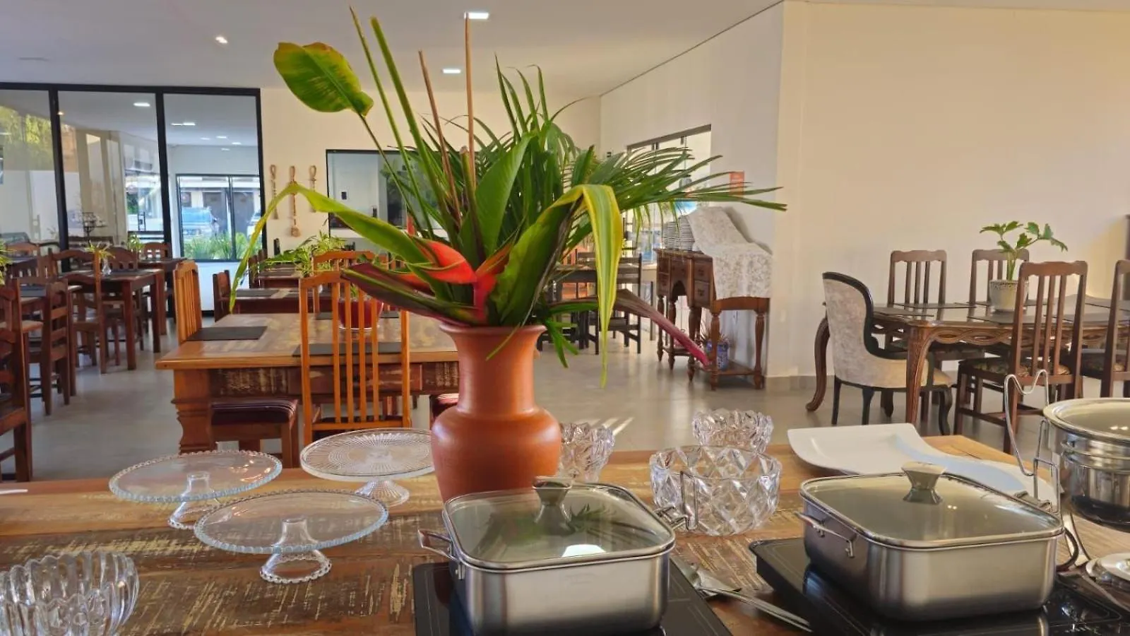 O Beira Mar Praia Hotel Esta Localizado Na Orla, Na Praia De Taperapuan, Cafe Incluso, Wi-Fi 500Mb, Piscinas, Estacionamento Privativo, Ar Condicionado Split, Smart Tv, Frigobar, Porto Seguro