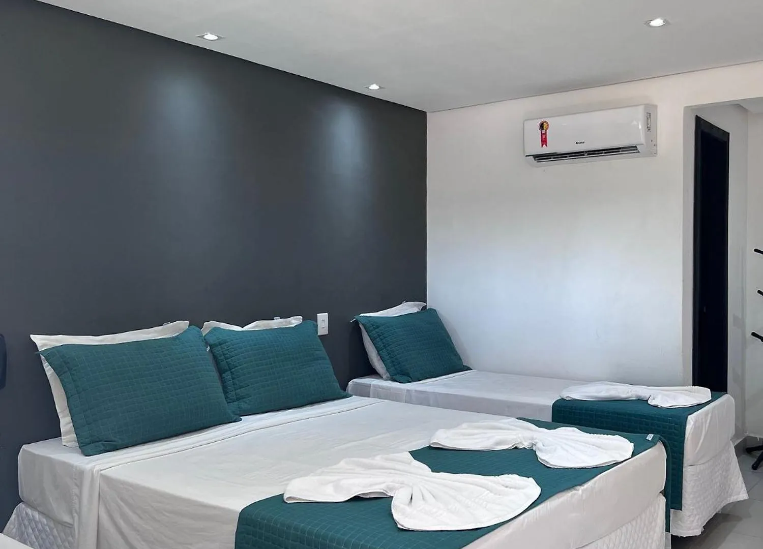 O Beira Mar Praia Hotel Esta Localizado Na Orla, Na Praia De Taperapuan, Cafe Incluso, Wi-Fi 500Mb, Piscinas, Estacionamento Privativo, Ar Condicionado Split, Smart Tv, Frigobar, ポルトセグロ アパート
